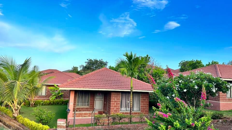 Regenta Resort Mango Village Guhagar Kudān Exteriör bild